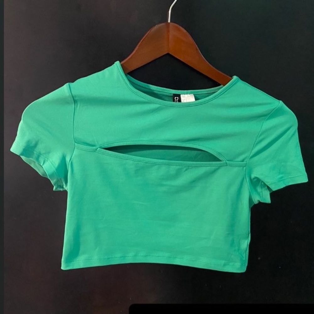 GREEN CROP TOP/It’s super new